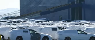 Автомобілі Audi та VW у порту Емдена / Фото dpa