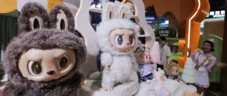 Значна частина успіху Pop Mart пов'язана з Labubu, всесвітньо популярною потворною, але милою лялькою, яку полюбляють деякі знаменитості / Фото Reuters