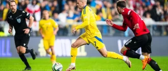 Михайло Мудрик (з м’ячем) у футболці збірної України / Фото УАФ