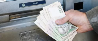 Людина знімає гроші у банкоматі / Фото ілюстративне: Depositphotos