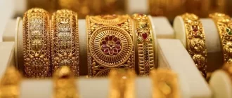 Золоті браслети виставлені в ювелірному магазині в Мумбаї, Індія, 20 березня 2025 року / Фото: REUTERS/Francis Mascarenhas