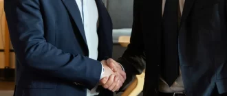 Євроінтеграція бухобліку - бізнесмени потискають руки (фото)