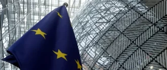 Прапор Європейського Союзу всередині атріуму під час саміту ЄС у будівлі Європейської ради в Брюсселі / Фото: AP