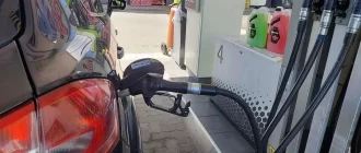 Автівка на АЗС / Фото: expres.online