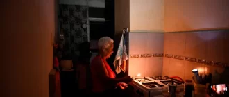 76-річна кубинка Гледіс Вальдес готує каву під час блекауту / Фото Reuters