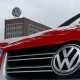 Автомобіль Volkswagen припаркований перед штаб-квартирою компанії Volkswagen у день засідання наглядової ради у Вольфсбурзі, Німеччина, 9 липня 2026 року / Фото: Reuters