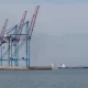 Вантажне судно залишає порт на Чорному морі в Одесі. 26 березня 2025 року / Фото: Reuters
