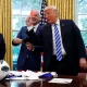 Президент США Дональд Трамп піднімає червону картку під час зустрічі з президентом ФІФА Джанні Інфантіно в Овальному кабінеті Білого дому у Вашингтоні, США, 28 серпня 2018 року / Фото: Reuters